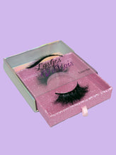 Load image into Gallery viewer, Add a subtle flourish of depth and volume with Eskimo Kiss Lashes By Dubois. Eskimo Kiss lashes are made with the finest natural mink lash in the United States. Eskimo Kiss Lashes by Dubois are a lighter glam lash, ideal for comfortable everyday wear. Humanlike mink fibers vary in length and curl in efforts to achieve a unique criss-cross pattern that identically matches the appearance of natural hair.    FEATURES: 3D mink hair length 15mm/band 3.6cm Flexible Band Reusable
